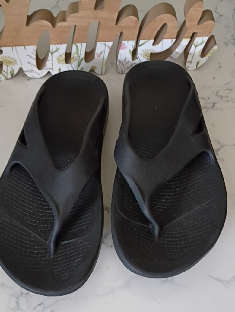 OOFOS Black Foam Flip Sandals UNISEX